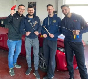 Corsisti del corso levabolli con attrezzatura professionale PDR