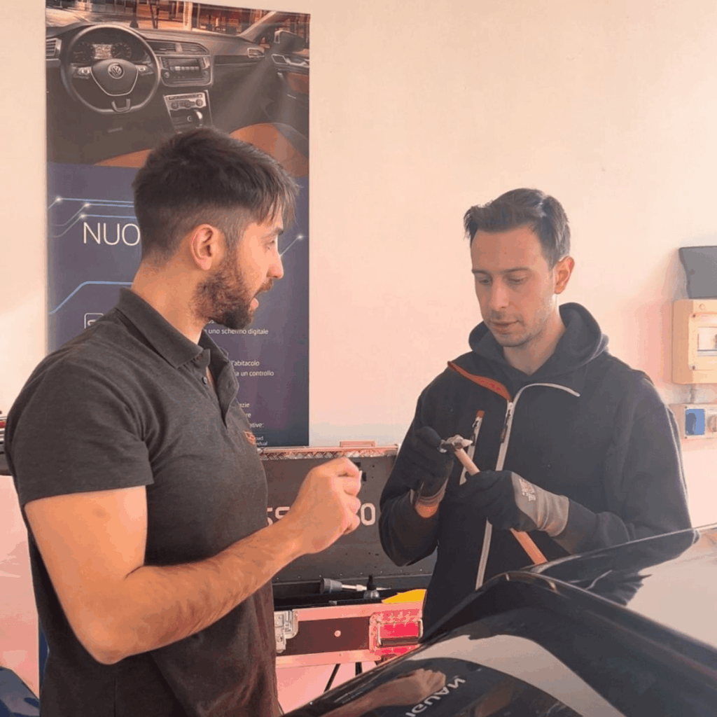 Sessione pratica durante un corso levabolli PDR con istruttore e allievo