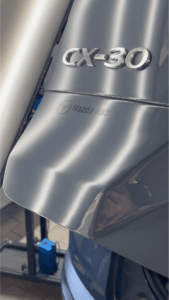 Baule auto riparato con tecnica levabolli PDR senza verniciatura