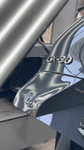 Grave ammaccatura sul baule auto prima della riparazione levabolli PDR