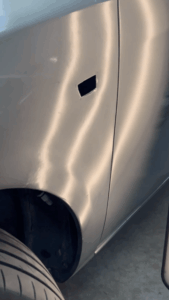 Parafango auto riparato con tecnica levabolli PDR senza verniciatura
