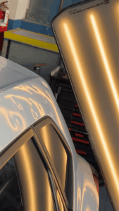 Fiancata auto con danni da grandine prima della riparazione levabolli PDR