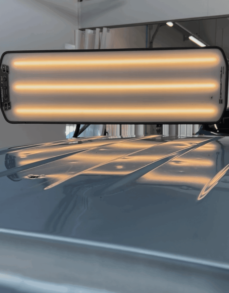 Riparazione tetto auto grandinato con lampada levabolli