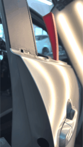 Portiera auto dopo riparazione levabolli PDR con danni da grandine eliminat