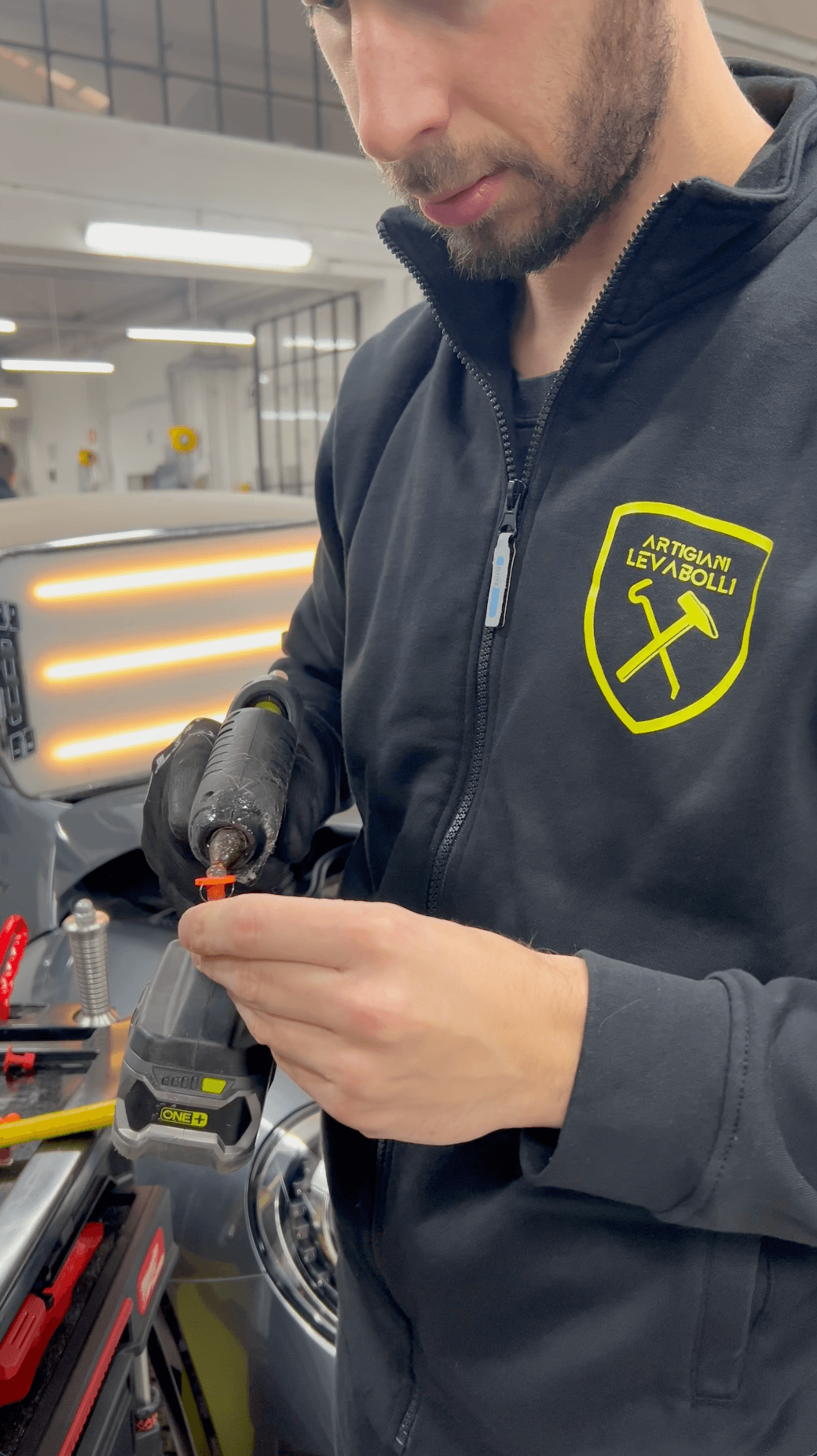 Tecnico PDR Artigiani Levabolli durante una lavorazione professionale